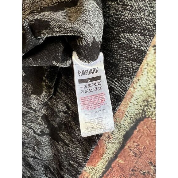 Gymshark Womens Gray Camo Seamless Cropped Athletic Leggings Size Small - Picture 3 of 3